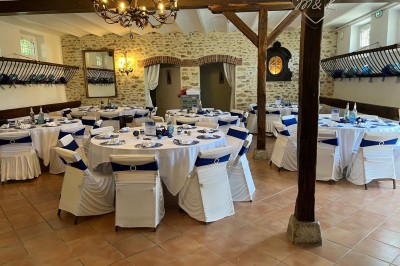 Miniature Les Ecuries en bleu Salle de réception décorée pour un événement, avec tables dressées, nappes blanches, fleurs et lumière naturelle.
