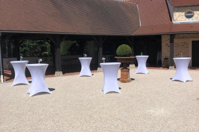 Miniature Nos manges debout à la location dans le Prieuré Salle de réception décorée pour un événement, avec tables dressées, nappes blanches, fleurs et lumière naturelle.