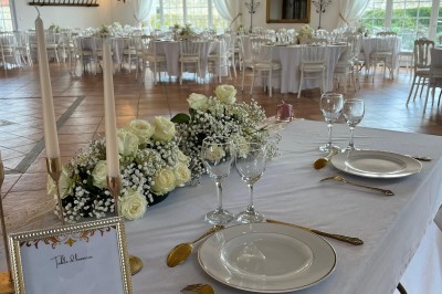 Miniature Salle du Prieuré max 250 p Salle de réception décorée pour un événement, avec tables dressées, nappes blanches, fleurs et lumière naturelle.