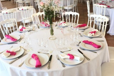 Miniature Table des invités du Prieuré Salle de réception décorée pour un événement, avec tables dressées, nappes blanches, fleurs et lumière naturelle.