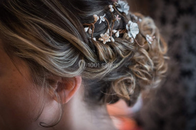 Miniature Toute Belle à Domicile #5 Femme en robe en dentelle blanche, coiffée d'une tresse et d'une fleur, dans un intérieur lumineux.