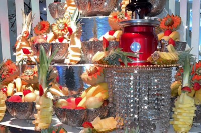 Miniature Location salle Marignane (Bouches-du-Rhône) - Espace 96 #12 Verres de cocktails colorés garnis de fruits et de feuilles, disposés sur une table lors d'un événement en extérieur.