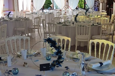 Miniature Location salle Tigeaux (Seine-et-Marne) - Le Manoir de Tigeaux #21 Des personnes souriantes posent avec des accessoires festifs et un cadre violet dans un jardin ensoleillé.