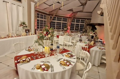 Miniature Location salle Tigeaux (Seine-et-Marne) - Le Manoir de Tigeaux #24 Des personnes souriantes posent avec des accessoires festifs et un cadre violet dans un jardin ensoleillé.