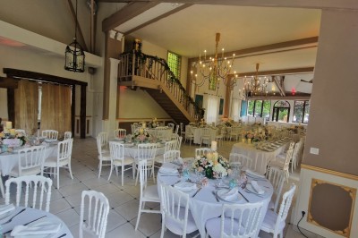 Miniature Location salle Tigeaux (Seine-et-Marne) - Le Manoir de Tigeaux #10 Des personnes souriantes posent avec des accessoires festifs et un cadre violet dans un jardin ensoleillé.