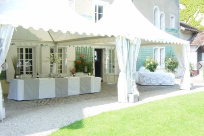 Miniature Location salle Tigeaux (Seine-et-Marne) - Le Manoir de Tigeaux #9 Des personnes souriantes posent avec des accessoires festifs et un cadre violet dans un jardin ensoleillé.