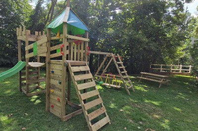 Miniature Location salle Tigeaux (Seine-et-Marne) - Le Manoir de Tigeaux #30 Des personnes souriantes posent avec des accessoires festifs et un cadre violet dans un jardin ensoleillé.