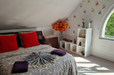 Miniature Location salle Tigeaux (Seine-et-Marne) - Le Manoir de Tigeaux #32 Des personnes souriantes posent avec des accessoires festifs et un cadre violet dans un jardin ensoleillé.