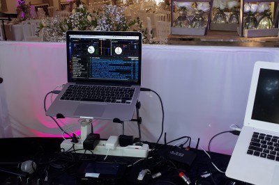 Miniature Location salle Tigeaux (Seine-et-Marne) - Le Manoir de Tigeaux #33 Des personnes souriantes posent avec des accessoires festifs et un cadre violet dans un jardin ensoleillé.