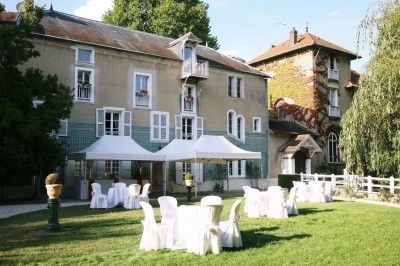 Miniature Location salle Tigeaux (Seine-et-Marne) - Le Manoir de Tigeaux #3 Des personnes souriantes posent avec des accessoires festifs et un cadre violet dans un jardin ensoleillé.