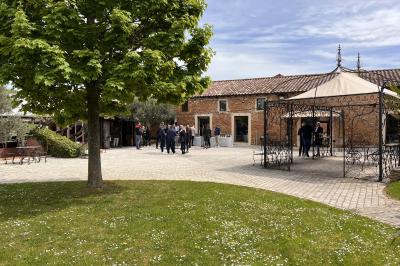 Vue intérieure d'une pièce mansardée lumineuse avec poutres apparentes, sol en bois et une grande fenêtre donnant sur des…