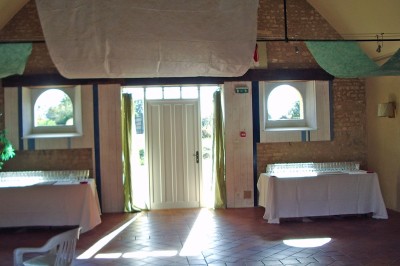 Miniature Location salle Aunou-sur-Orne (Orne) - Le Domaine de La Cour #10 Chambre mansardée avec coiffeuse blanche, chaise, commode assortie, miroir et lumière naturelle provenant d'une fenêtre.