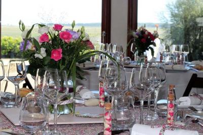 Tartare de poisson servi avec une tranche de pomme, une sauce rouge, des herbes fraîches et des radis sur une assiette…