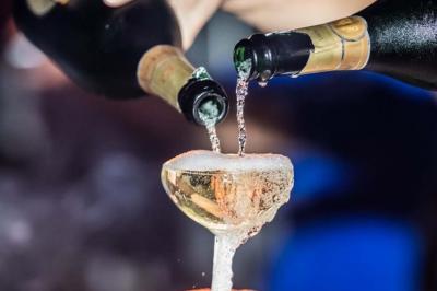 Tartare de poisson servi avec une tranche de pomme, une sauce rouge, des herbes fraîches et des radis sur une assiette…