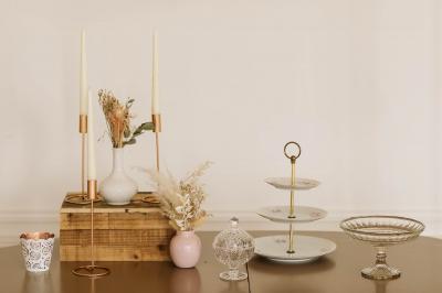 Mobilier en rotin disposé sur une pelouse, avec une table basse blanche et une décoration florale.