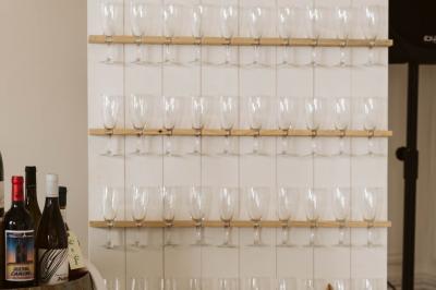 Mobilier en rotin disposé sur une pelouse, avec une table basse blanche et une décoration florale.