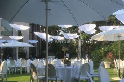 Décor hivernal avec un fauteuil rouge doré entouré de bonhommes de neige, sapins enneigés et guirlandes lumineuses.