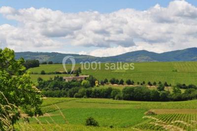 Concert en plein air dans une cour pavée au crépuscule, avec un orchestre et des spectateurs assis sur des chaises blanches.