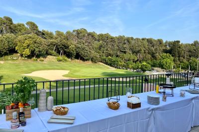 Chaises blanches disposées en rangées sur une pelouse, avec une allée centrale décorée pour une cérémonie en extérieur.