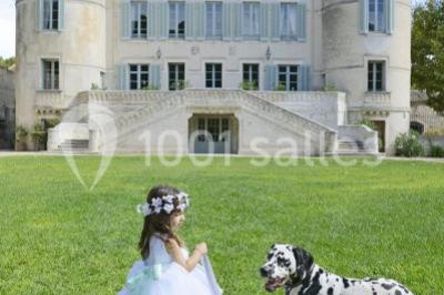Salle en pierre avec arches, tables décorées et stands alignés, éclairage chaleureux créant une ambiance conviviale.