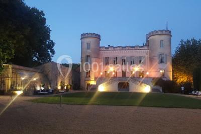 Salle en pierre avec arches, tables décorées et stands alignés, éclairage chaleureux créant une ambiance conviviale.