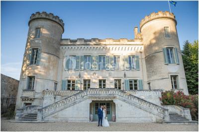 Salle en pierre avec arches, tables décorées et stands alignés, éclairage chaleureux créant une ambiance conviviale.
