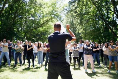 Deux personnes déguisées dansent et miment de jouer de la musique lors d'une fête dans un espace décoré.