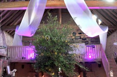 Miniature Chez PhiliGeö #2 Armoire en bois ouverte avec des clés suspendues, à côté d'une échelle portant des livres et des objets anciens.