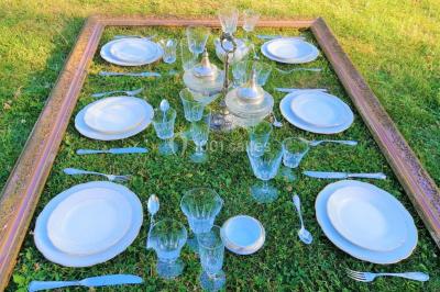 Miniature Chez PhiliGeö #7 Armoire en bois ouverte avec des clés suspendues, à côté d'une échelle portant des livres et des objets anciens.