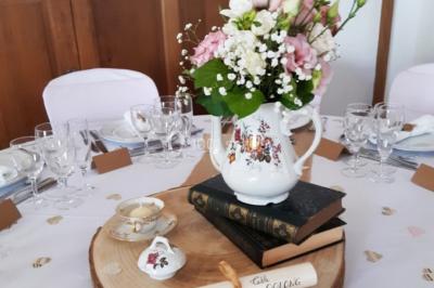 Miniature Chez PhiliGeö #13 Armoire en bois ouverte avec des clés suspendues, à côté d'une échelle portant des livres et des objets anciens.