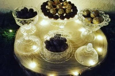 Miniature Chez PhiliGeö #16 Armoire en bois ouverte avec des clés suspendues, à côté d'une échelle portant des livres et des objets anciens.