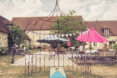 Miniature Chez PhiliGeö #17 Armoire en bois ouverte avec des clés suspendues, à côté d'une échelle portant des livres et des objets anciens.