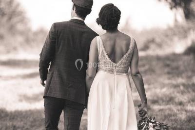 Miniature Chez PhiliGeö #18 Armoire en bois ouverte avec des clés suspendues, à côté d'une échelle portant des livres et des objets anciens.