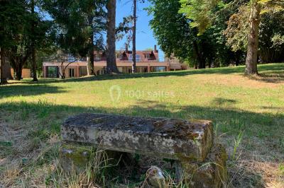 Miniature Location salle Monceaux (Oise) - Domaine de Monceaux #10 Deux fauteuils colorés entourent une table ronde avec une lampe, des livres et un bouquet, sur un sol en damier.