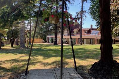 Miniature Location salle Monceaux (Oise) - Domaine de Monceaux #13 Deux fauteuils colorés entourent une table ronde avec une lampe, des livres et un bouquet, sur un sol en damier.