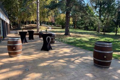 Miniature Location salle Monceaux (Oise) - Domaine de Monceaux #15 Deux fauteuils colorés entourent une table ronde avec une lampe, des livres et un bouquet, sur un sol en damier.