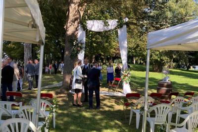 Miniature Location salle Monceaux (Oise) - Domaine de Monceaux #16 Deux fauteuils colorés entourent une table ronde avec une lampe, des livres et un bouquet, sur un sol en damier.