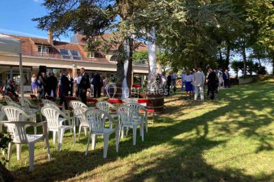 Miniature Location salle Monceaux (Oise) - Domaine de Monceaux #17 Deux fauteuils colorés entourent une table ronde avec une lampe, des livres et un bouquet, sur un sol en damier.