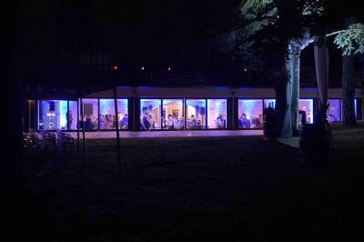 Miniature Location salle Monceaux (Oise) - Domaine de Monceaux #20 Deux fauteuils colorés entourent une table ronde avec une lampe, des livres et un bouquet, sur un sol en damier.