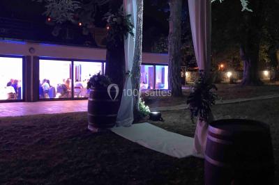 Miniature Location salle Monceaux (Oise) - Domaine de Monceaux #21 Deux fauteuils colorés entourent une table ronde avec une lampe, des livres et un bouquet, sur un sol en damier.