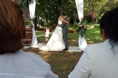 Miniature Location salle Monceaux (Oise) - Domaine de Monceaux #6 Deux fauteuils colorés entourent une table ronde avec une lampe, des livres et un bouquet, sur un sol en damier.