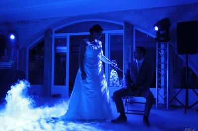 Miniature Location salle Monceaux (Oise) - Domaine de Monceaux #2 Deux fauteuils colorés entourent une table ronde avec une lampe, des livres et un bouquet, sur un sol en damier.