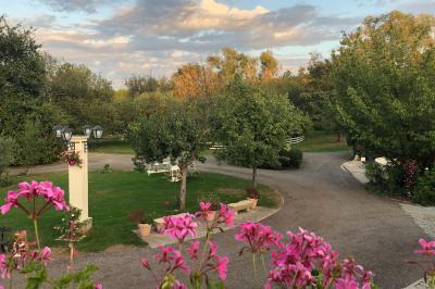 Arrangements floraux sur des supports en bois disposés sur une table recouverte d'une nappe blanche devant un mur en pierre.