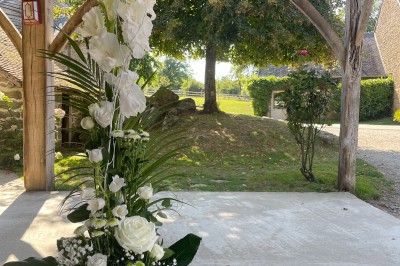 Groupe de personnes rassemblées dans un jardin verdoyant par une journée ensoleillée.