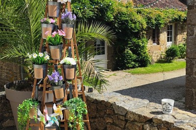 Groupe de personnes rassemblées dans un jardin verdoyant par une journée ensoleillée.