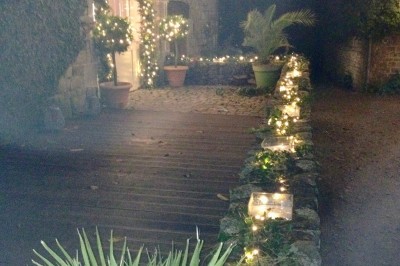 Groupe de personnes rassemblées dans un jardin verdoyant par une journée ensoleillée.