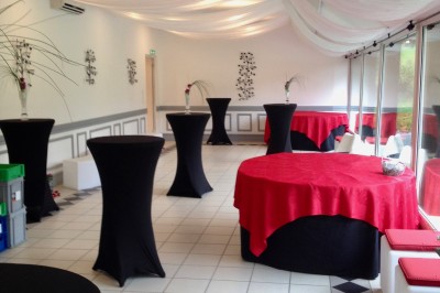 Groupe de personnes rassemblées dans un jardin verdoyant par une journée ensoleillée.