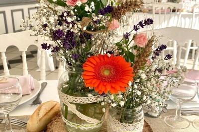 Groupe de personnes rassemblées dans un jardin verdoyant par une journée ensoleillée.