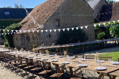Groupe de personnes rassemblées dans un jardin verdoyant par une journée ensoleillée.