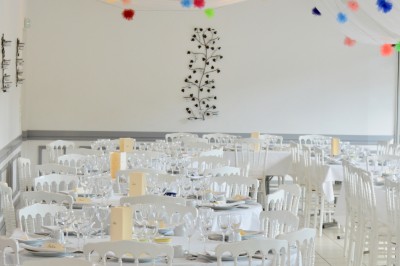 Groupe de personnes rassemblées dans un jardin verdoyant par une journée ensoleillée.